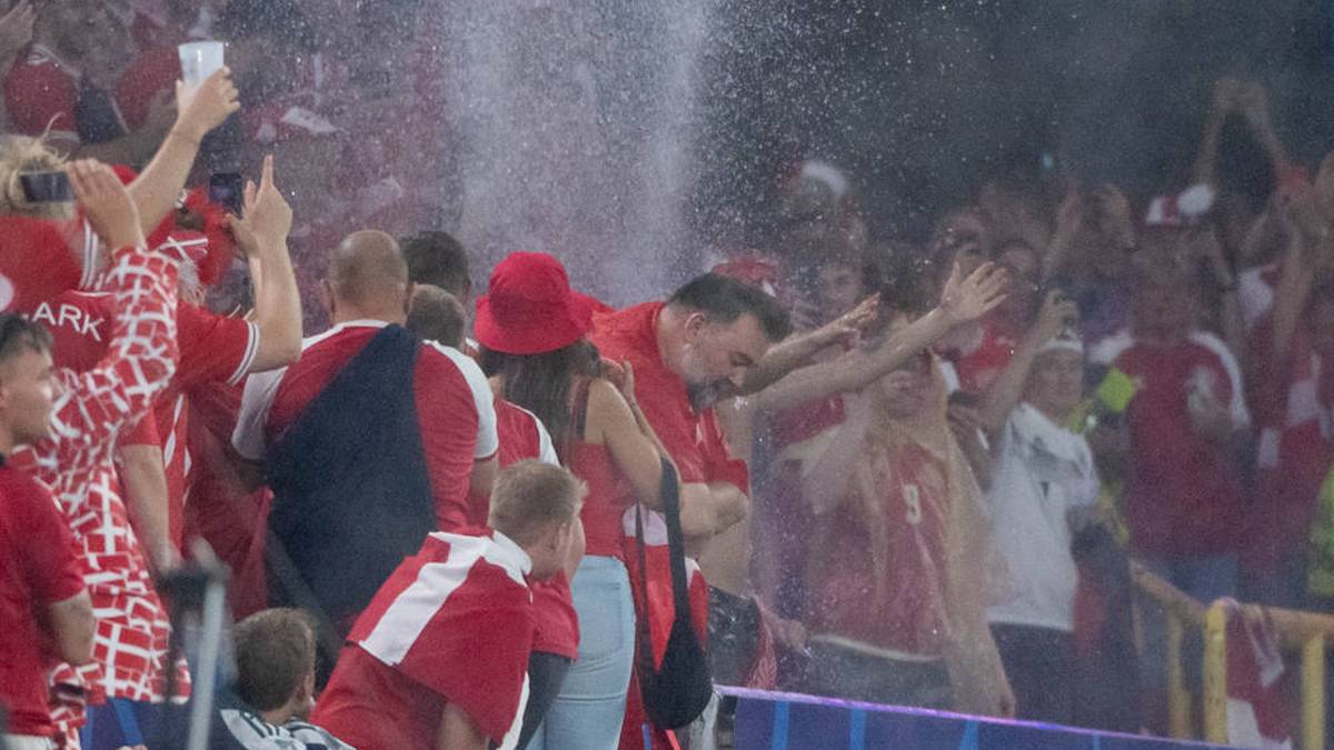 Die Dänischen Fans holen sich eine Dusche ab.