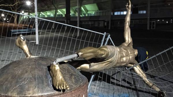  01 Januar: Die Statue von Zlatan Ibrahimovic wird in Malmö während der Nacht stark beschädigt 
