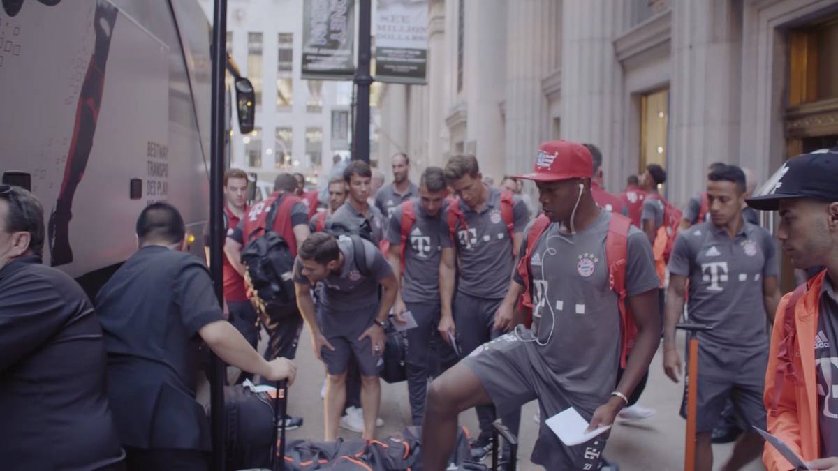 David Alaba und Co bei der Ankunft im Hotel. Ob auch alle Gepäckstücke ihren Weg in die neue Unterkunft gefunden haben? Xabi Alonso blickt vermisst offenbar noch eine Tasche