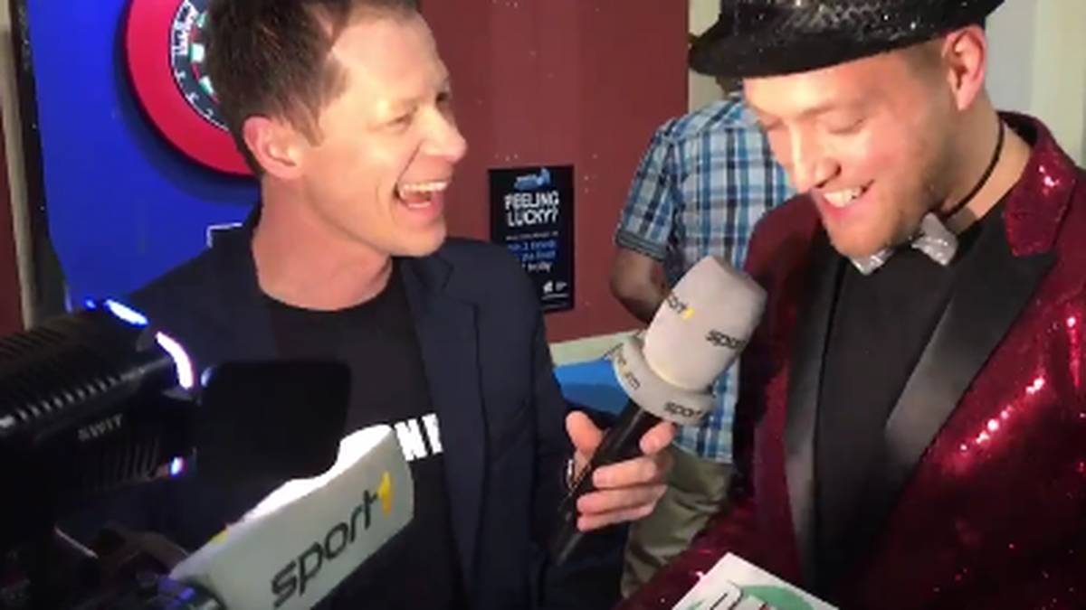 Es ist der Herthaner Julian Schieber, der sich im Interview mit Sascha Bandermann über das SPORT1-Buch zur Darts-WM freut
