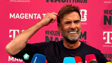In einer Medienrunde findet Jürgen Klopp klare Worte und zeigt sich sichtlich gereizt. Hintergrund sind Medienberichte über ein mögliches Engagement als Bundestrainer oder Trainer von Real Madrid.