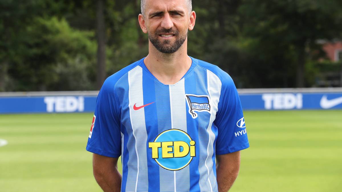 HERTHA BSC: Die weiß-blaue Längsstreifen der Hauptstädter sind nicht neu. Doch das Sponsorlogo überstrahlt alles und lenkt vom Rest ab. Auch das atmungsaktive und bewegungsfreundliche Mesh-Material unter der Brust geht unter. Werbetechnisch top, modisch aber nicht