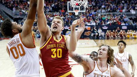 Basketball: MHP Riesen Ludwigsburg holen Hans Brase und David Brembly, Hans Brase (mitte) spielte 2018 für Iowa State Universität