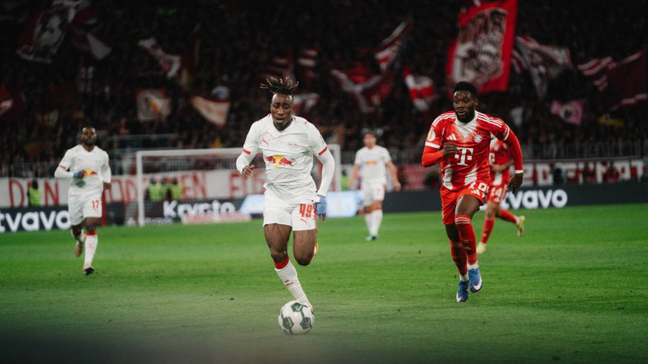 Yan Diomande (l.) im Laufduell mit Alphonso Davies (r.)