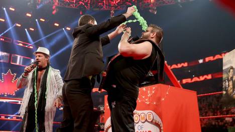 Chris Jericho (l.) machte Kevin Owens bei WWE Monday Night RAW kuriose Geschenke