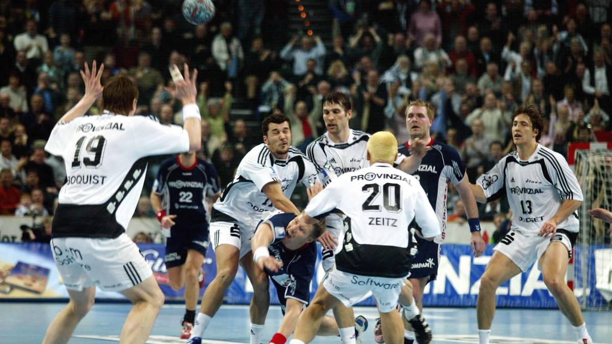 2005: Die Bundesligapartie zwischen Kiel und Flensburg 2005 endet unentschieden - und mit Tumulten. Am Ende der Saison hat der THW (62:6) aber mit nur einem Sieg vor der SG (60:8) die Nase vorn. Bitter: Wäre es am Ende auf die Tordifferenz angekommen, hätte Flensburg (+197) vor Kiel (+181) gestanden. Es ist der erste von sechs Titeln in Serie für die "Zebras"