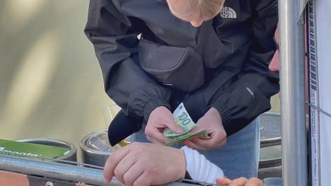 Beim DFB-Pokalfinale von Eintracht Frankfurt gegen RB Leipzig will jeder Adler-Fan dabei sein. Manch einem ist das einen großen Geldbetrag wert.