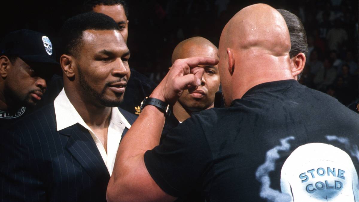 19. JANUAR 1998 - Box-Legende Mike Tyson gibt sich bei der WWF die Ehre. Er wird von Steve Austin unfreundlich empfangen. Er zeigt ihm einen doppelten Stinkefinger und provoziert eine Keilerei. Noch ein Aufsehen erregender Moment, der viele Zuschauer zur WWF zurücklockte