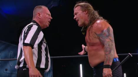 Ex-WWE-Ringrichter Mike Chioda (l.) wies Chris Jericho bei AEW Dynamite in die Schranken