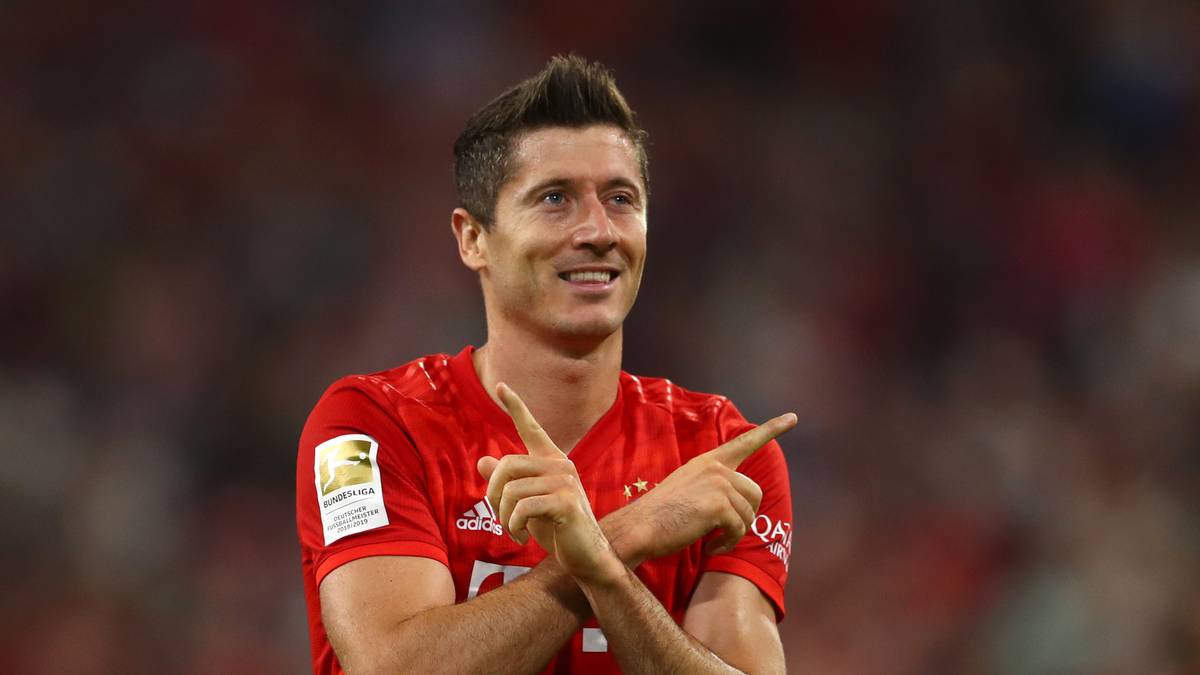 ROBERT LEWANDOWSKI: In der Bundesliga oft gesehen: Das X vor der Brust von Bayerns Nummer 9 Lewandowski. Ursprünglich kam der Jubel intuitiv. Mittlerweile ist es eine Gruß an seine Frau Anna und seine Tochter Klara. Es soll ein X-Chromosom symbolisieren