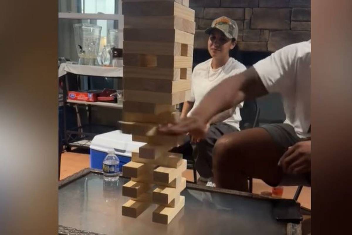 Der ehemalige Football-Profi Marcus Minor verblüfft mit einem Karate-Trick beim Geschicklichkeitsspiel "Jenga" seine Mitspieler.