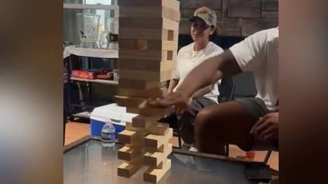 Der ehemalige Football-Profi Marcus Minor verblüfft mit einem Karate-Trick beim Geschicklichkeitsspiel "Jenga" seine Mitspieler.