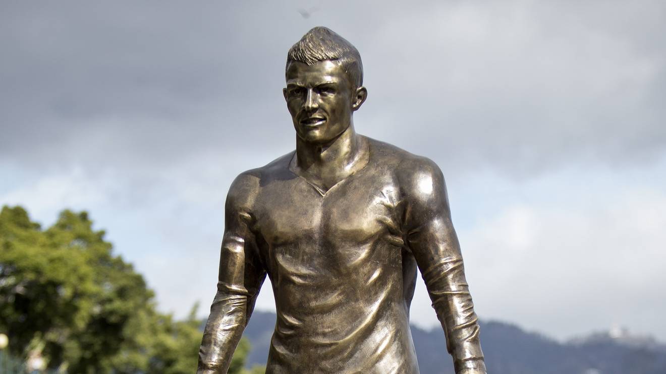 Statue Von Cristiano Ronaldo Mit Name Von Lionel Messi Beschmiert