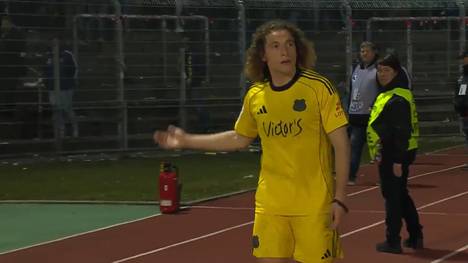 Nach nur einem Sieg aus den letzten 19 Spielen resignieren die Fans des 1. FC Saarbrücken. Nach Abpfiff wenden sie sich von der Mannschaft ab, als diese zum Auswärtsblock kommt. 