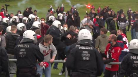 Der 1. FC Köln hat sich mit einem Kraftakt in die Relegation gerettet. Außerhalb vom Stadion gab es aber statt viel Freude auch Ausschreitungen mit Verletzten und Festnahmen.