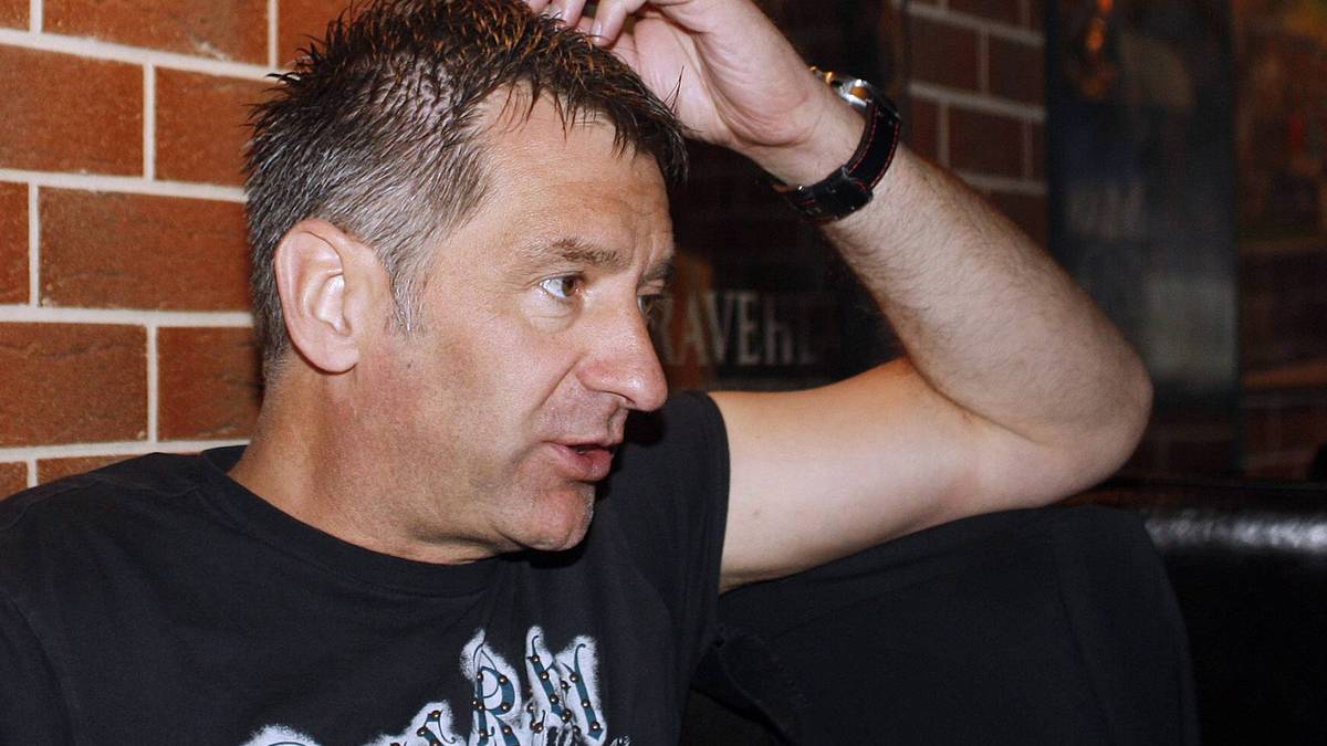 EIKE IMMEL: Eines der bekanntesten Fußball-Beispiele ist Eike Immel. Der Ex-Keeper von Borussia Dortmund, VfB Stuttgart und Manchester City lebte in Saus und Braus, gab bis zu 20.000 Euro am Tag aus - und investierte auf Anraten seines Beraters in Immobilien. 2008 folgte die Privatinsolvenz. Immel ging ins RTL-Dschungelcamp und nahm mit Bata Illic ein Album auf. Heute lebt er in einem bescheidenen Pensionszimmer in Dortmund