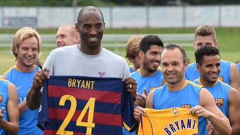 Kobe Bryant von den Los Angeles Lakers und Andres Iniesta vom FC Barcelona tauschen Trikots