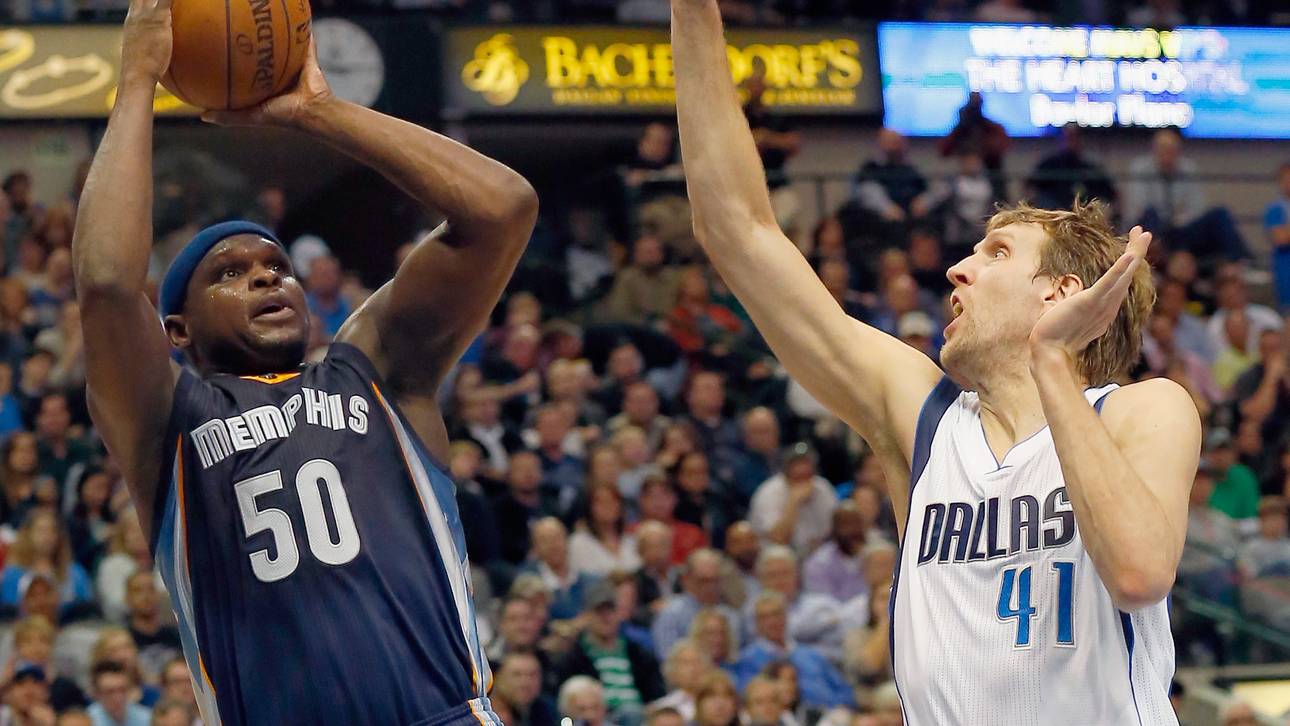 Zach Randolph von den Memphis Grizzlies wirft über Dirk Nowitzki hinweg