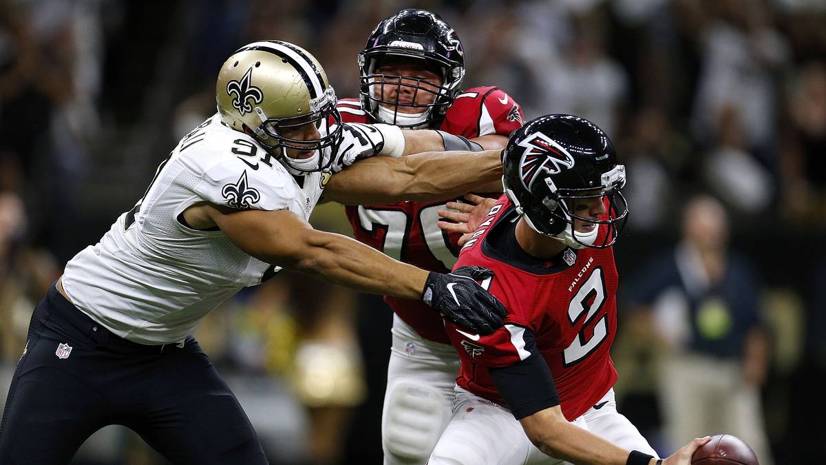 Kasim Edebali (l.) steht künftig für die Philadelphia Eagles auf dem Platz, der Defensive End kommt von den Cincinnati Bengals und darf sich über eine kräftige Gehaltserhöhung freuen. Damit steigt der 29-Jährige zum Deutschen mit dem zweithöchsten Lohn auf