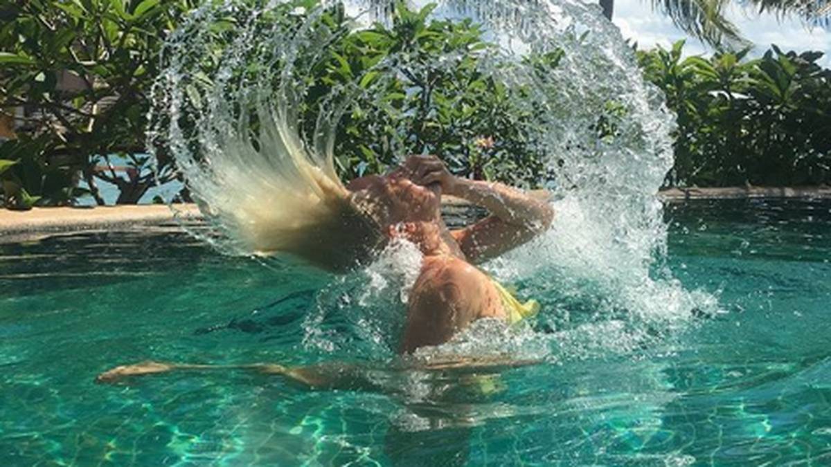 Und gönnt sich im Pool die nötige Abkühlung
