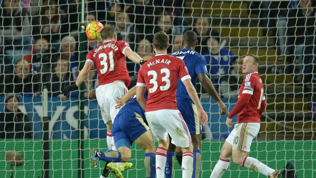 28. NOVEMBER 2015: Schweinsteiger erzielt sein erstes Tor für United, gleicht beim 1:1 gegen den späteren Überraschungsmeister Leicester per Kopf aus