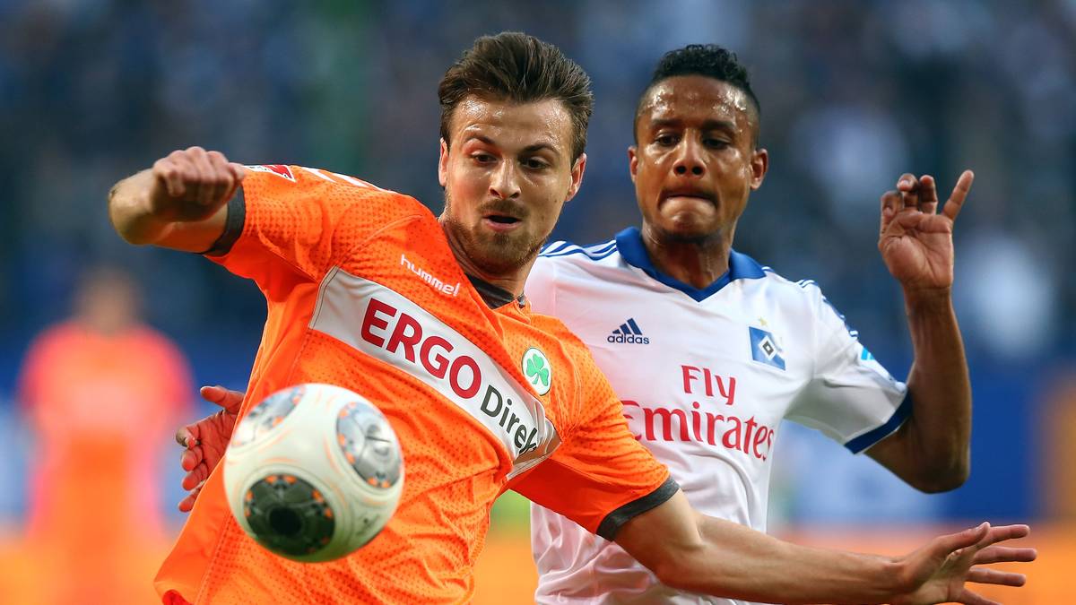 Nach 50 Jahren im Oberhaus droht dem Hamburger 2014 nach einer Katastrophensaison der erstmalige Absturz in die Zweite Liga. Gegen die SpVgg Greuther Fürth um Torjäger Ilir Azemi (l.) bekleckert sich der Dino in der Relegation ebenfalls nicht mit Ruhm, nach einem torlosen Hinspiel in der Hansestadt...