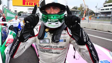 Julien Andlauer freut sich Ã¼ber seinen ersten Sieg im Porsche-Supercup
