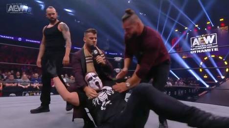 Sting (unten) wurde bei AEW Dynamite von MJF (Mitte) und Co. gedemütigt