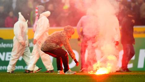 Kölner Fans stürmten in Mönchengladbach den Platz