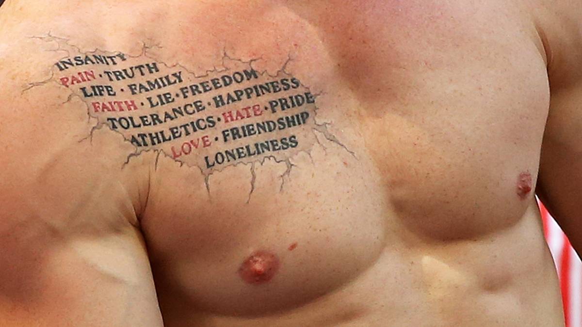 Deutschlands Diskuswerfer Christoph Harting zieht obenrum blank und präsentiert sein ganz besonderes Tattoo