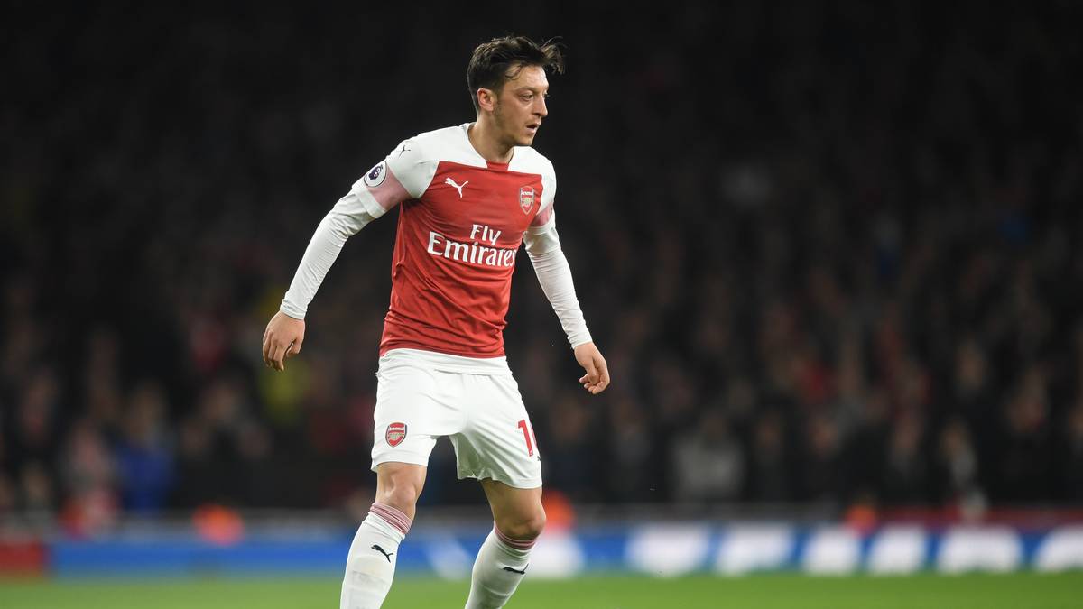 MESUT ÖZIL (FC Arsenal): Diese Saison könnte deutlich besser für Özil laufen. Nur bei knapp der Hälfte aller Premier-League-Spiele stand er auf dem Platz. Oft schaffte er es nicht in den Kader. Unter dem neuen Trainer Mikel Arteta könnte Özil aber wieder einen Schub bekommen. Der spanische Coach schwärmte zuletzt demonstrativ von seinem Spielmacher