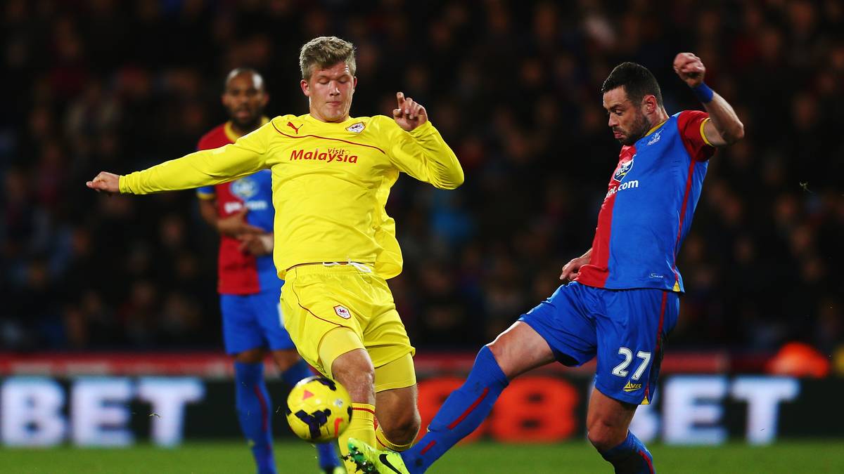 Platz 6 - ANDREAS CORNELIUS (Cardiff City): Stolze 8,7 Millionen Euro kostet der Däne (l.), den sich die Waliser nach dem Aufstieg in die Premier League 2013 gönnen. Mehr als acht Spiele macht er aber nicht in der Premier League und kehrt 2014 für nur 3,5 Millionen Euro zu Kopenhagen zurück. VERLUST: 5,2 Millionen Euro