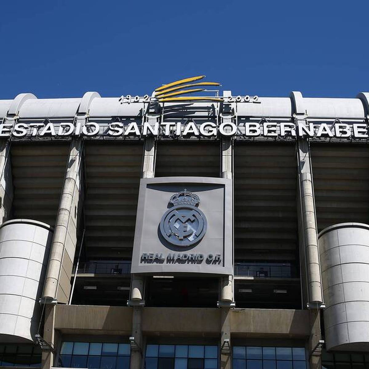 Real Madrid verkündet eine strategische Vereinbarung, die den Umbau des Stadions Santiago Bernabéu betrifft. Der Deal umfasst zwei Kooperationen und einen hohen Geldbetrag.