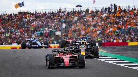 Ferrari erlebt beim Silverstone-GP einen gebrauchten Tag. Während des Rennens gaben die Ferrari-Akteure mehrfach ein unglückliches Bild ab, speziell Sainz handelte sich Kritik und Spott ein. 