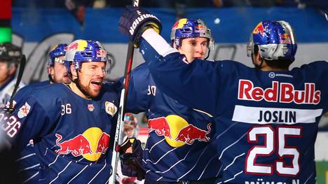 Die Spieler vom EHC Red Bull München freuen sich über den Sieg im dritten Playoff-Halbfinalspiel