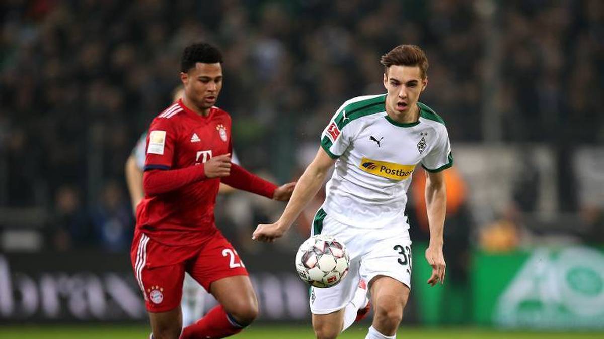 März 2019: Florian Neuhaus (r.) im Duell mit Serge Gnabry vom FC Bayern