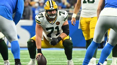 Packers-Star Josh Myers übergibt sich während des NFL-Spiel auf dem Ball