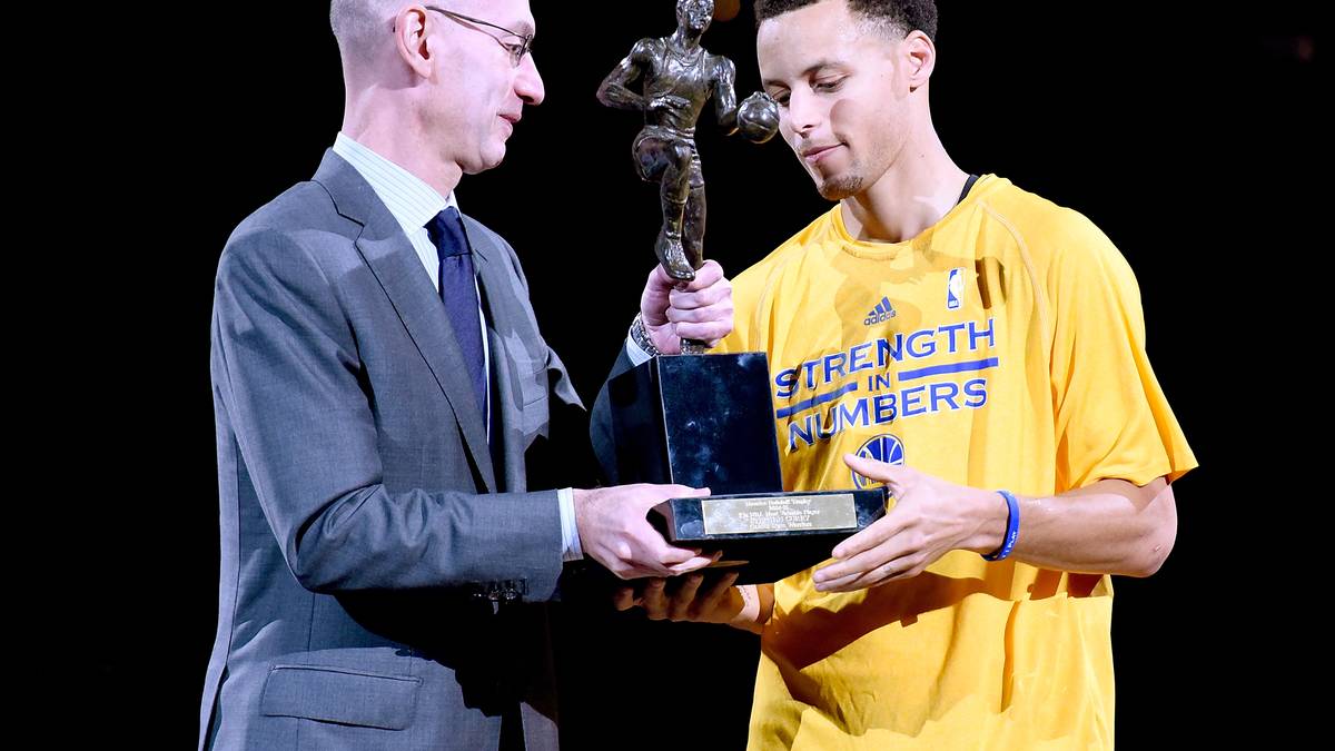 Die NBA-Playoffs sind in vollem Gange  - und währenddessen auch die Vergabe der Auszeichnungen für die prägenden Spieler der regulären Saison. SPORT1 sagt, wer in den Kategorien wervollster Spieler, bester Verteidiger, bester Sechster Mann, meist verbesserter Spieler sowie Trainer des Jahres vorne liegt und wer auf den Plätzen folgt