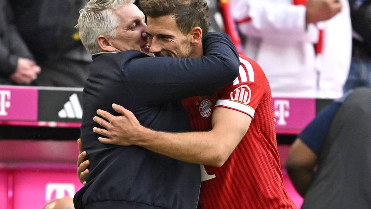 Leon Goretzka, der sein letztes Spiel für den FCB absolviert hat, bekommt einen besonderen Abschied. Extra ist auch Bayern-Legende Bastian Schweinsteiger angereist