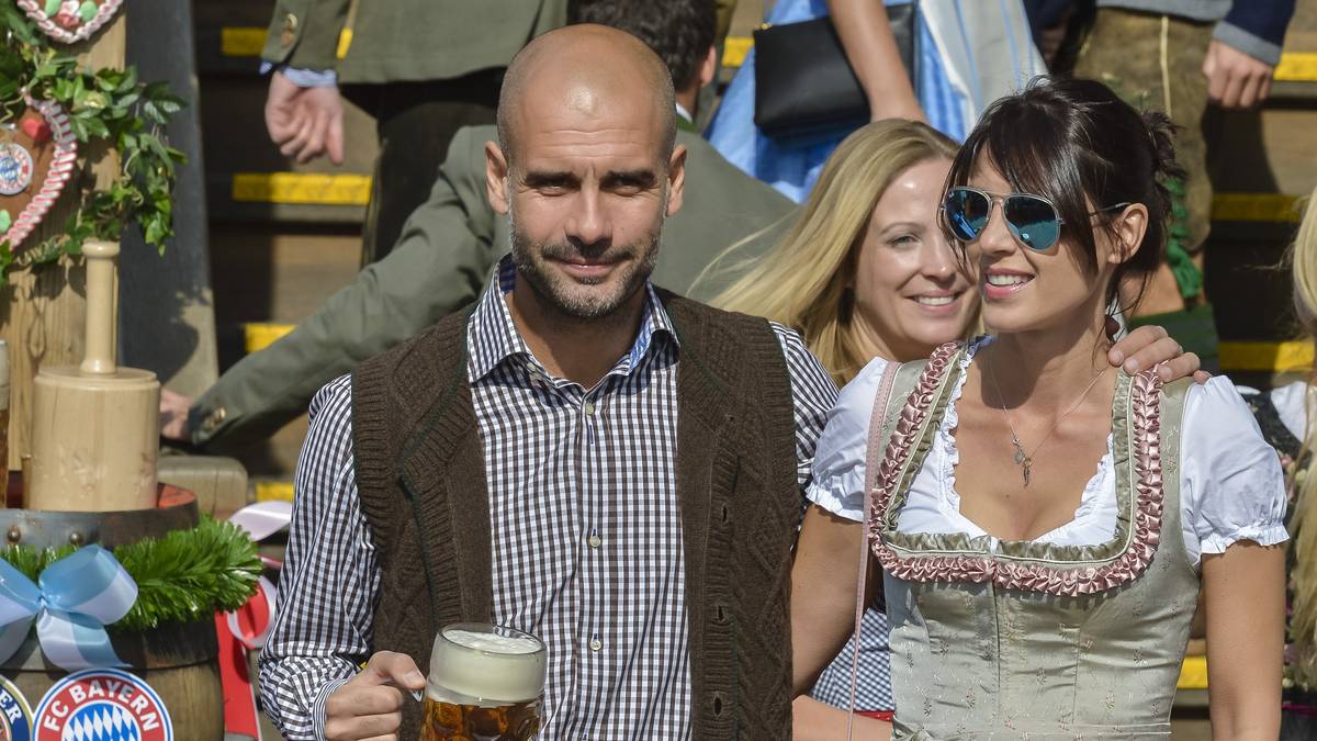 Für Pep Guardiola ist es bereits die dritte Wiesn. Na klar macht der Spanier auch in traditioneller bayerischer Tracht eine gute Figur. Aber noch lässiger sieht seine Frau Cristina Serra neben ihm aus. SPORT1 zeigt die Fotos der Bayern Stars auf der Wiesn