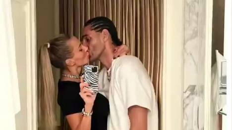 Ex-United Spieler Marouane Fellaini gewinnt in China das Double aus Meisterschaft und Pokal. Seinen Urlaub auf der Karibikinsel St. Barts verbringt er mit seiner Freundin Victoria Alex. 