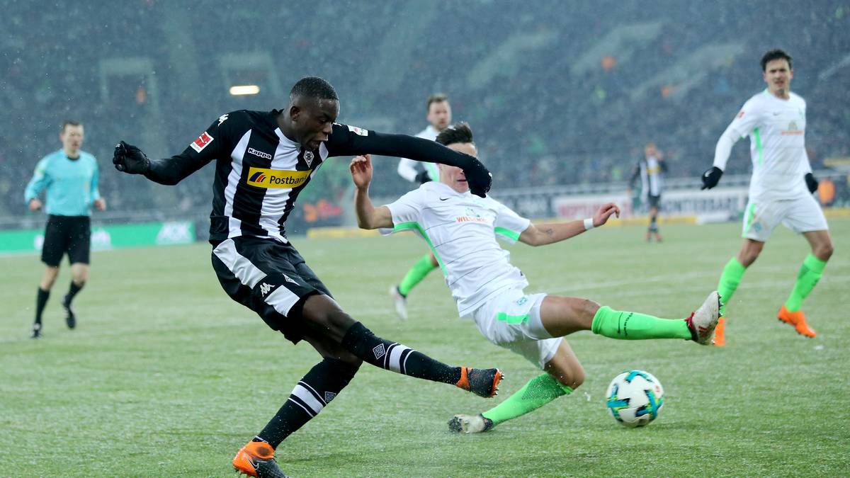 Noch in der ersten Halbzeit bereitet der Mittelfeldspieler auch das 2:0 vor. Er bringt den Ball flach in den Strafraum, dort leitet ihn Werders Innenverteidiger Niklas Moisander mit der Hacke ins eigene Tor