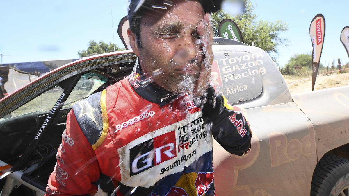 Da kommt Toyota-Fahrer Nasser Al-Attiyah eine kleine Abkühlung gerade recht. Der Auftaktsieger geht am Ende als Zweiter aus der Etappe hervor und ist damit weiterhin vorne dabei 