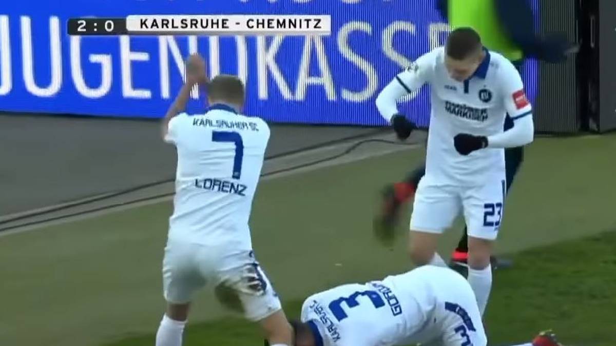Auch in den unteren Klassen des deutschen Fußballs feierten die Kicker im Fortnite-Style. Beim Karlsruher SC war es Daniel Gordon, der dem Spiel ähnlich an der Torauslinie unter den angedeuteten Axtschlägen seiner Kollegen entlang kroch