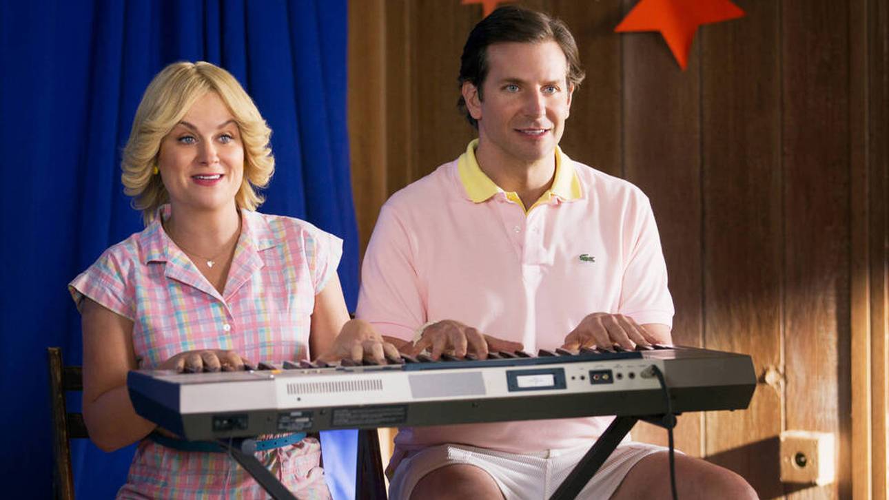 Amy Poehler und Bradley Cooper in der Serienversion von Wet Hot American Summer