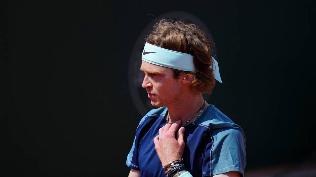 Star schießt Helfer Kappe vom Kopf