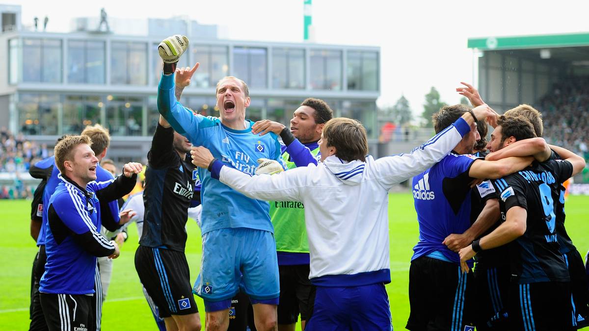 Woran inmitten der Jubelarien noch keiner zu denken wagt: Nur zwölf Monate später steht der HSV erneut in der Relegation - und mit dem Rücken zur Wand. 