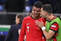 Cristiano Ronaldo verschießt einen Strafstoß in der Verlängerung gegen Slowenien. Anschließend ist der portugiesische Superstar nicht zu trösten, vergießt bittere Tränen.