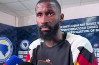 Der DFB-Abwehrchef Antonio Rüdiger erhält für eine nette Aktion Sonderapplaus. Der Profi von Champions-League-Sieger Real Madrid schenkte seinen Aufwärmpullover vor der Partie einem Zuschauer. 