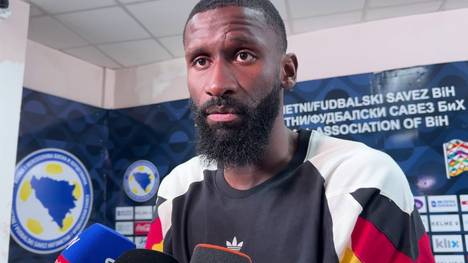 Der DFB-Abwehrchef Antonio Rüdiger erhält für eine nette Aktion Sonderapplaus. Der Profi von Champions-League-Sieger Real Madrid schenkte seinen Aufwärmpullover vor der Partie einem Zuschauer. 